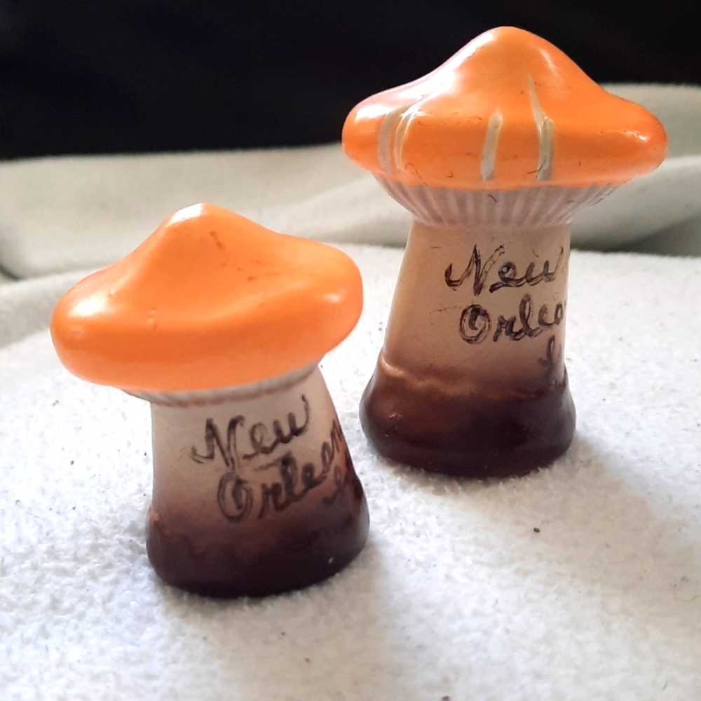 Mushroom salt & pepper shakers